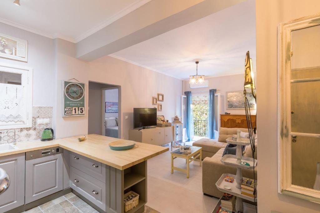 Stylish, comfy apartment by Konnect, Corfu city center room 6